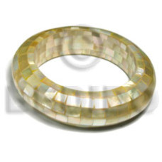 Chunky bangle golden yellow hammershell Chunky bangle golden yellow hammershell