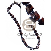 Floating cowrie chips